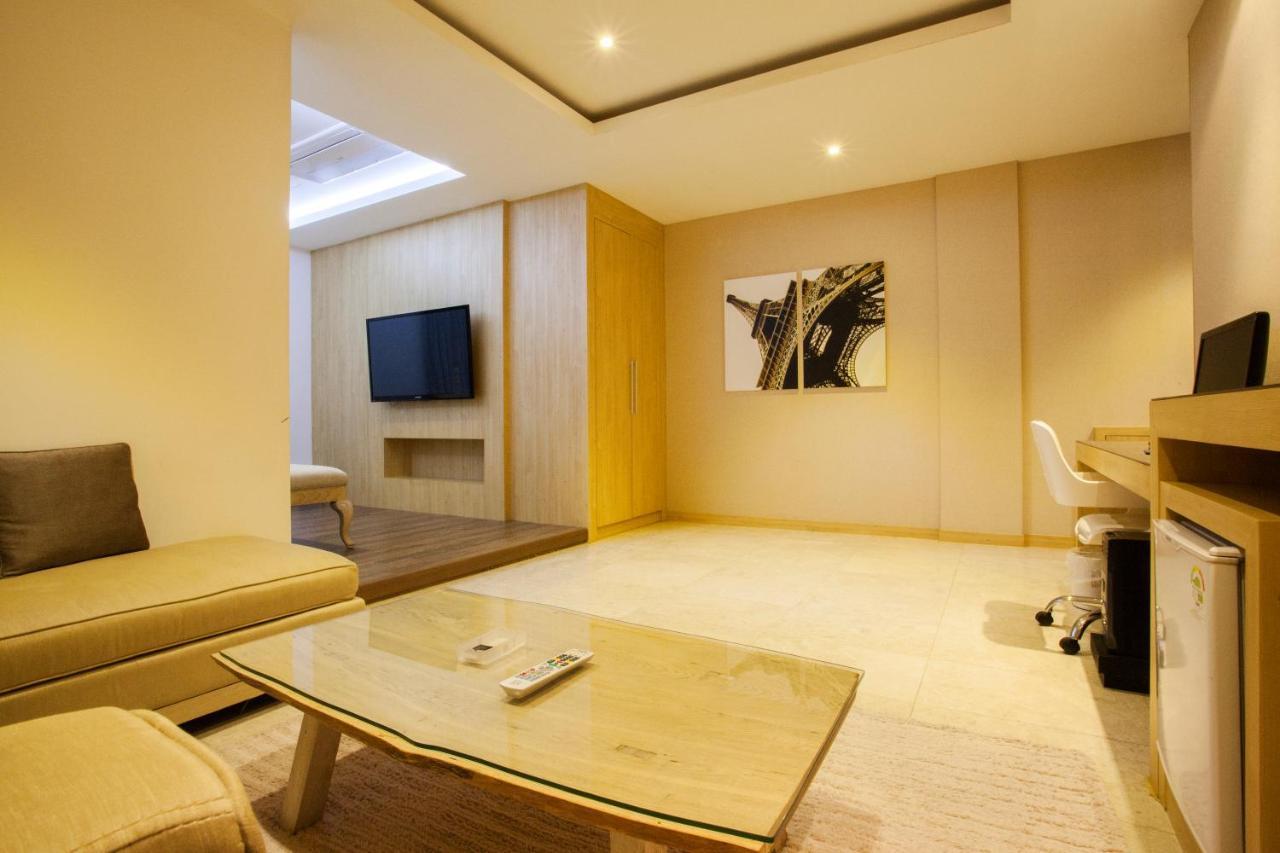Suwon Reve Hotel Bagian luar foto