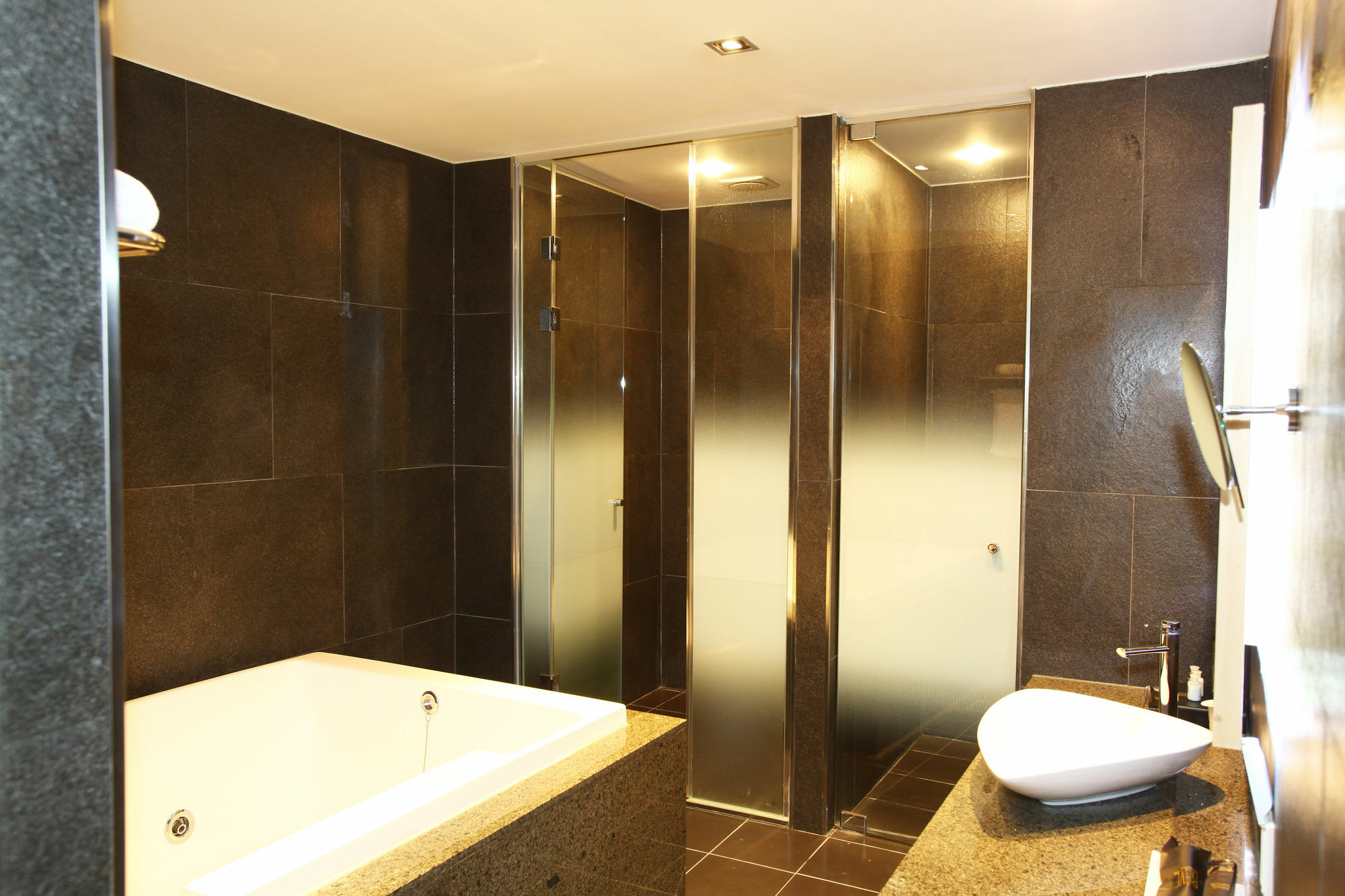 Suwon Reve Hotel Bagian luar foto